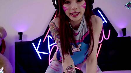 Миниатюрная косплеерша предлагает поиграть в анальный Overwatch с ее тугой попкой