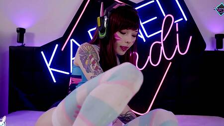 Миниатюрная косплеерша предлагает поиграть в анальный Overwatch с ее тугой попкой