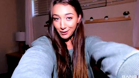 Девушка мечтала о большом члене и наконец в ее пизде огромный черный хуй