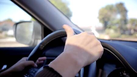 Милфа расчувствовалась и потрахалась с бездомным прямо в его палатке