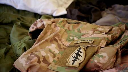 Милфа расчувствовалась и потрахалась с бездомным прямо в его палатке