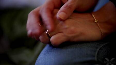 Милфа расчувствовалась и потрахалась с бездомным прямо в его палатке