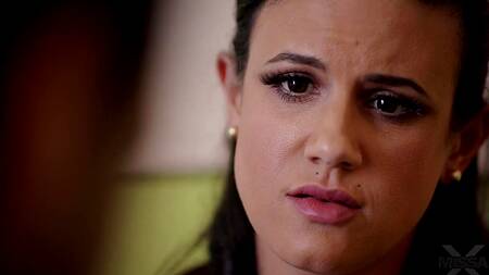 Милфа расчувствовалась и потрахалась с бездомным прямо в его палатке