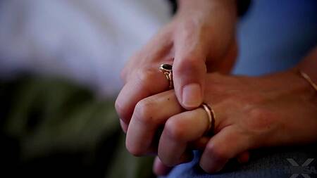 Милфа расчувствовалась и потрахалась с бездомным прямо в его палатке