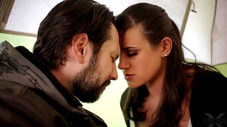 Милфа расчувствовалась и потрахалась с бездомным прямо в его палатке