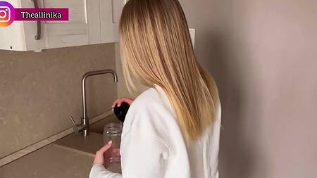 Спортсменка с классной жопой после протеина принимает большой член в пизду