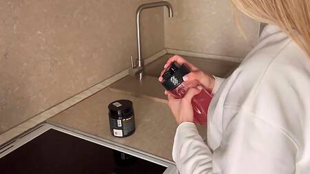 Спортсменка с классной жопой после протеина принимает большой член в пизду