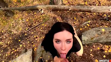 Русская шлюшка не дает скучать в лесу пухлой пиздой и очень глубоким ротиком