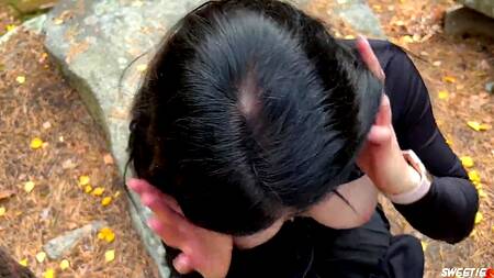 Русская шлюшка не дает скучать в лесу пухлой пиздой и очень глубоким ротиком