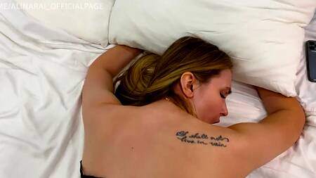 Русская мамка с большими сиськами благодарит сына киской, а он кончает ей в рот