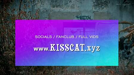 Загадочная шлюшка в очках заглатывает мощный хер незнакомца в заброшенном доме