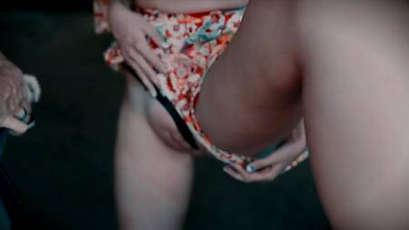 Загадочная шлюшка в очках заглатывает мощный хер незнакомца в заброшенном доме