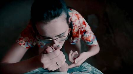 Загадочная шлюшка в очках заглатывает мощный хер незнакомца в заброшенном доме