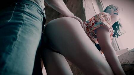 Загадочная шлюшка в очках заглатывает мощный хер незнакомца в заброшенном доме