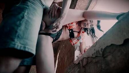 Загадочная шлюшка в очках заглатывает мощный хер незнакомца в заброшенном доме