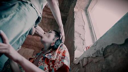 Загадочная шлюшка в очках заглатывает мощный хер незнакомца в заброшенном доме