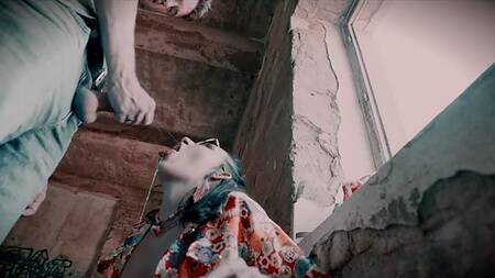 Загадочная шлюшка в очках заглатывает мощный хер незнакомца в заброшенном доме