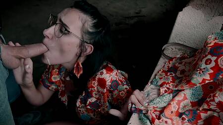 Загадочная шлюшка в очках заглатывает мощный хер незнакомца в заброшенном доме