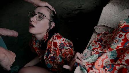 Загадочная шлюшка в очках заглатывает мощный хер незнакомца в заброшенном доме