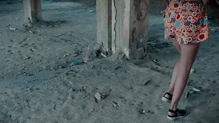 Загадочная шлюшка в очках заглатывает мощный хер незнакомца в заброшенном доме