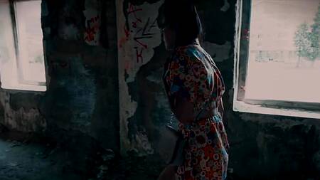 Загадочная шлюшка в очках заглатывает мощный хер незнакомца в заброшенном доме