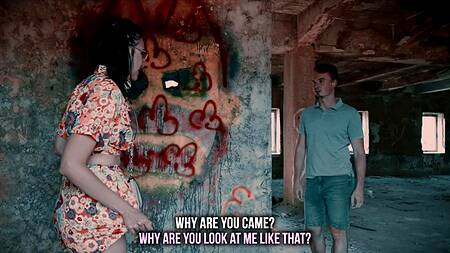 Загадочная шлюшка в очках заглатывает мощный хер незнакомца в заброшенном доме