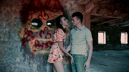 Загадочная шлюшка в очках заглатывает мощный хер незнакомца в заброшенном доме