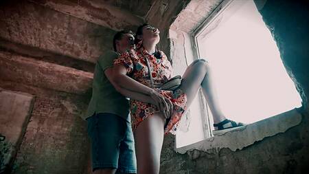 Загадочная шлюшка в очках заглатывает мощный хер незнакомца в заброшенном доме