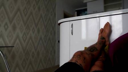 Молоденькая пышка насасывает длинный хуй и берет в горло лучше чем в порно