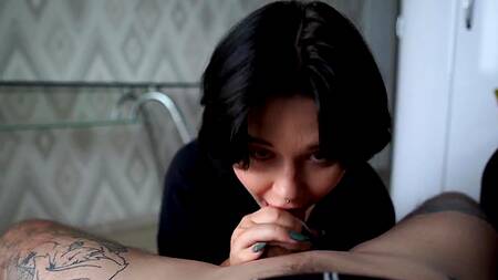 Молоденькая пышка насасывает длинный хуй и берет в горло лучше чем в порно