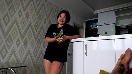 Молоденькая пышка насасывает длинный хуй и берет в горло лучше чем в порно