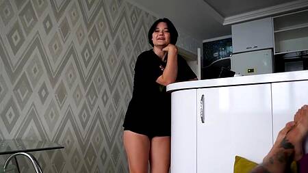 Молоденькая пышка насасывает длинный хуй и берет в горло лучше чем в порно