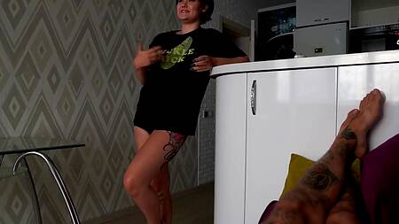 Молоденькая пышка насасывает длинный хуй и берет в горло лучше чем в порно