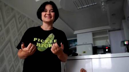 Молоденькая пышка насасывает длинный хуй и берет в горло лучше чем в порно