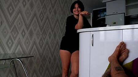 Молоденькая пышка насасывает длинный хуй и берет в горло лучше чем в порно