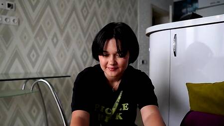 Молоденькая пышка насасывает длинный хуй и берет в горло лучше чем в порно