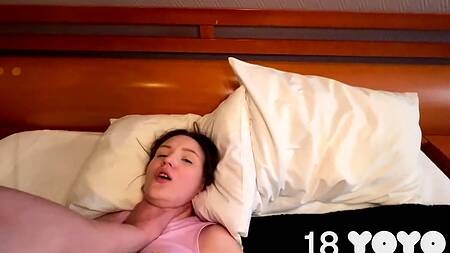 18-летняя крошка и ее первый очень большой хуй в тугой мокрой пизде