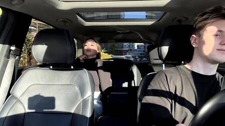 Приятный минет на заднем сидении машины таксисту сделала русская малышка