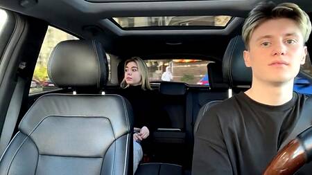 Приятный минет на заднем сидении машины таксисту сделала русская малышка