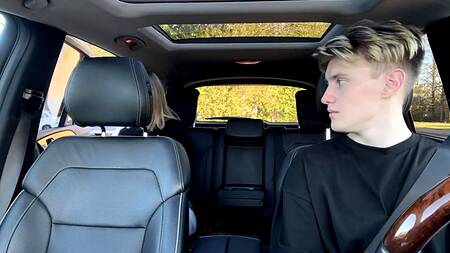 Приятный минет на заднем сидении машины таксисту сделала русская малышка