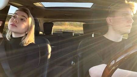 Приятный минет на заднем сидении машины таксисту сделала русская малышка