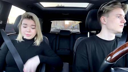 Приятный минет на заднем сидении машины таксисту сделала русская малышка