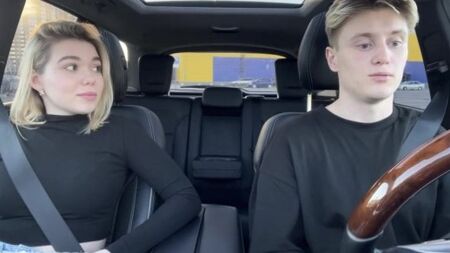 Приятный минет на заднем сидении машины таксисту сделала русская малышка