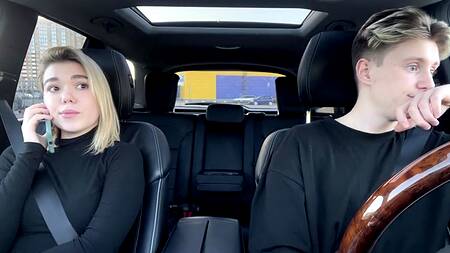 Приятный минет на заднем сидении машины таксисту сделала русская малышка