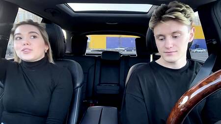 Приятный минет на заднем сидении машины таксисту сделала русская малышка