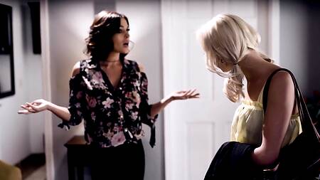 Красавчик тайком трахает сексуальную падчерицу пока все не дошло до ЖМЖ