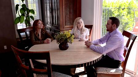 Зрелый отчим натянул сладкую розовую пизду распутной падчерицы возле спящей жены