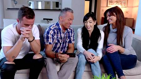 Сынок натягивает грудастую мачеху, а папаша балдеет в узкой киске падчерицы