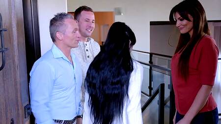 Сынок натягивает грудастую мачеху, а папаша балдеет в узкой киске падчерицы