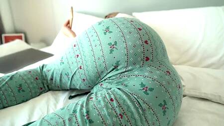 Губастая малышка с большой задницей выбрала реальный хуй вместо того чтобы дрочить